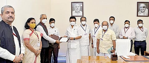 சிறுதொழில்களுக்கான அடிப்படை மேம்பாட்டு திட்டத்துக்கான ரூ.524 கோடி கடனுதவிக்கு கொள்கை அளவிலான ஒப்புதல் கடிதத்தை முதல்வர் ஸ்டாலினிடம், சிறு தொழில்கள் மேம்பாட்டு வங்கியின் தலைவர் மற்றும் மேலாண் இயக்குநர் சிவசுப்பிரமணியன் ராமன் நேற்று வழங்கினார். உடன் அமைச்சர்கள் தங்கம் தென்னரசு, தா.மோ.அன்பரசன், பழனிவேல் தியாகராஜன், தலைமைச் செயலர் வெ.இறையன்பு, நிதித்துறை செயலர் ச.கிருஷ்ணன், தொழில்துறை செயலர் நா.முருகானந்தம் உள்ளிட்டோர்.