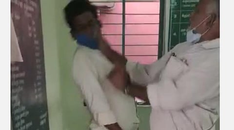 விவசாயி தாக்கப்பட்ட வழக்கு: விஏஓ, கிராம உதவியாளர் கைது