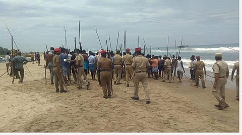 இரு கிராம மீனவர்கள் பயங்கர ஆயுதங்களுடன் மோதல்; போலீஸார் துப்பாக்கிச் சூடு