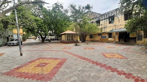 பாளையங்கோட்டையிலுள்ள அரசு சித்த மருத்துவ கல்லூரி வளாகம் நேற்று வெறிச்சோடியிருந்தது. படம்:மு.லெட்சுமிஅருண்