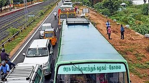 50 சதவீதத்துக்கும் மேல் காலிப்பணியிடங்கள்; கரூரில் போக்குவரத்து போலீஸார் பற்றாக்குறை: வாகன நெரிசலை கட்டுப்படுத்த முடியாமல் திணறல்