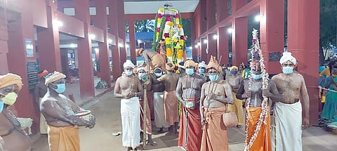 சாமிதோப்பு அய்யா வைகுண்டர் தலைமைப்பதி ஆவணித் திருவிழாவில் 8-வது நாளன்று வெள்ளைக் குதிரை வாகனத்தில் அய்யா கலிவேட்டைக்கு புறப்படும் வைபவம்  நடைபெற்றது.
