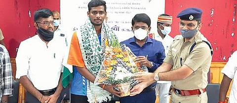 நைரோபியில் நடந்த யு-20 தடகளப் போட்டியில் வெண்கலப் பதக்கம் வென்ற விழுப்புரம் வீரர் பரத் ஸ்ரீதரனை ஆட்சியர் மோகன், எஸ்பி ஸ்ரீநாதா உள்ளிட்டோர் பாராட்டுகின்றனர்.