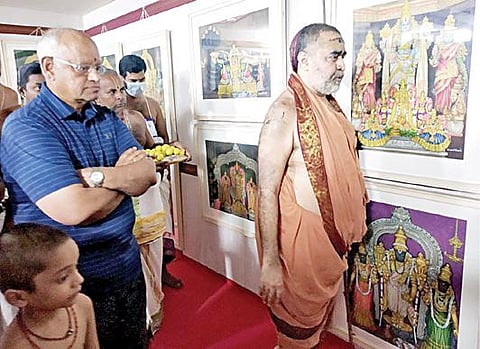 காஞ்சிபுரத்தை அடுத்த ஓரிக்கை மகா பெரியவர் மணிமண்டபத்தில் தெய்வீக ஓவியங்கள் கண்காட்சியை காஞ்சி சங்கர மடத்தின் பீடாதிபதி ஸ்ரீவிஜயேந்திர சரஸ்வதி சுவாமிகள் பார்வையிட்டார். உடன் சங்கரா பல்கலைக்கழக துணைவேந்தர் எஸ்.வி.ராகவன்.