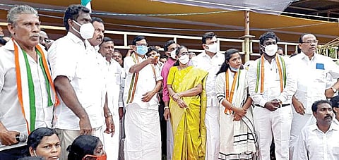 கன்னியாகுமரி மாவட்டம் அகஸ்தீஸ்வரத்தில் அமைக்கப்பட்டுள்ள மறைந்த முன்னாள் எம்பி வசந்தகுமாரின் மணிமண்டபத்தை தமிழக காங்கிரஸ் தலைவர் கே.எஸ்.அழகிரி திறந்து வைத்தார். அருகில், அகில இந்திய காங்கிரஸ் செயலாளர் ஸ்ரீவல்ல பிரசாத், வசந்தகுமாரின் மனைவி தமிழ்செல்வி, மகன்கள் எம்பி விஜய் வசந்த்,  வினோத்குமார், மகள் தங்கமலர் மற்றும் குடும்பத்தினர்.