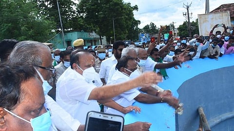 கீழணையில் வடக்கு ராஜன் வாய்க்காலில் பாசனத்துக்காக திறக்கப்பட்ட தண்ணீரை அமைச்சர்கள் எம்.ஆர்.கே.பன்னீர்செல்வம், சி.வெ. கணேசன் ஆகியோர் மலர் தூவி வரவேற்றனர்.