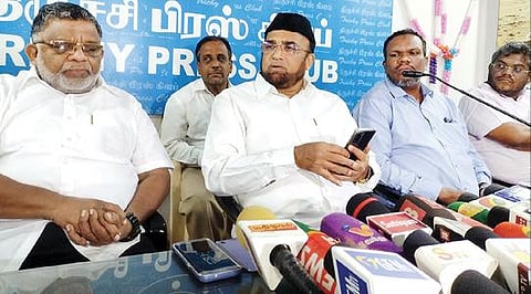 திருச்சியில் நேற்று செய்தியாளர்களிடம் பேசுகிறார் தமிழ்நாடு வக்பு வாரியத் தலைவர் எம்.அப்துல் ரகுமான் (நடுவில்).