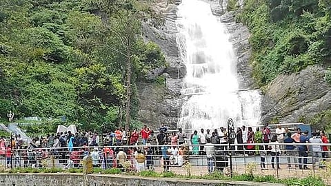 கொடைக்கானல் வெள்ளி நீர்வீழ்ச்சியில் ஆர்ப்பரித்துக் கொட்டும் தண்ணீரை  கண்டு ரசித்த சுற்றுலாப் பயணிகள்.