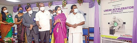 டாக்டர் காமாட்சி நினைவு மருத்துவமனையில் புற்றுநோய்க்கான அதிநவீன கதிர்வீச்சு சிகிச்சையை தொடங்கி வைத்தார் அமைச்சர் மா.சுப்பிரமணியன். உடன், மருத்துவமனை தலைவர் மற்றும் மேலாண்மை இயக்குநர் டி.ஜி.கோவிந்தராஜன், தமிழச்சி தங்கபாண்டியன் எம்.பி., எம்எல்ஏ அரவிந்த் ரமேஷ் உள்ளிட்டோர். படம்: பு.க.பிரவீன்