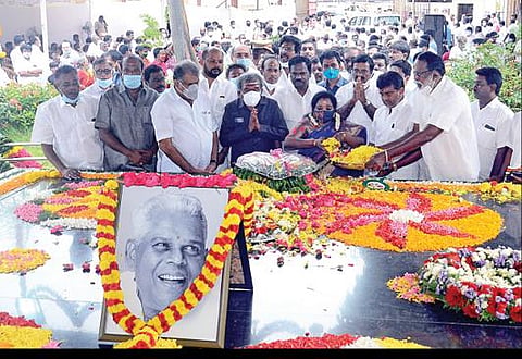 மூப்பனார் நினைவு தினத்தையொட்டி, சென்னை தி.நகர், ஜி.என்.செட்டி சாலையில் உள்ள அவரது நினைவிடத்தில் தெலங்கானா மாநில ஆளுநர் தமிழிசை சவுந்தரராஜன் நேற்று மலர் தூவி மரியாதை செலுத்தினார். தமிழ் மாநில காங்கிரஸ் கட்சியின் தலைவர் ஜி.கே.வாசன், கட்சியின் தலைமை நிலைய செயலாளர் ஜி.ஆர் வெங்கடேஷ் மற்றும் கட்சி நிர்வாகிகள் உடனிருந்தனர். படம்: க.ஸ்ரீபரத்
