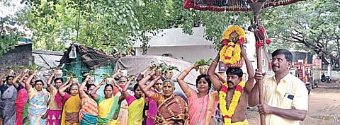 கிருஷ்ண ஜெயந்தி பண்டிகையை முன்னிட்டு திருவள்ளூரில் நேற்று நடைபெற்ற பால்குட ஊர்வலத்தில் பங்கேற்றோர்.