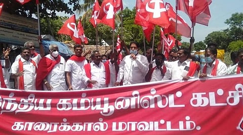 காரைக்காலில் ஆர்ப்பாட்டத்தில் ஈடுபட்ட இந்திய கம்யூனிஸ்ட் கட்சியினர்