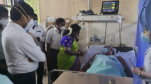 சபாநாயகரிடம் நலம் விசாரிக்கும் ஆளுநர் தமிழிசை.