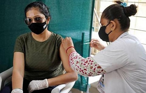 18 வயதுக்கு மேற்பட்ட கல்லூரி மாணவர்கள் தங்கள் கல்லூரிகளிலேயே தடுப்பூசி செலுத்திக் கொள்ளலாம்: மதுரை மாநகராட்சி ஆணையர் 