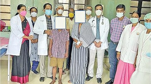 திருநம்பிகளாக மாறும் அறுவைசிகிச்சை செய்துகொண்டவர்களுடன் டீன் ரத்தினவேலு மற்றும் மருத்துவக்குழுவினர்.