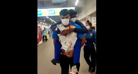 மாரியப்பன் தங்கவேலுவின் வெற்றியைக் கொண்டாடிய சக இந்திய வீரர்