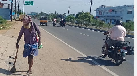பஞ்சரைத் தடுப்பதே நோக்கம்: சாலையோரத்தில் இரும்புத் துண்டுக் கழிவுகளைச் சேகரித்து வாழ்க்கையை நகர்த்தும் முதியவர்