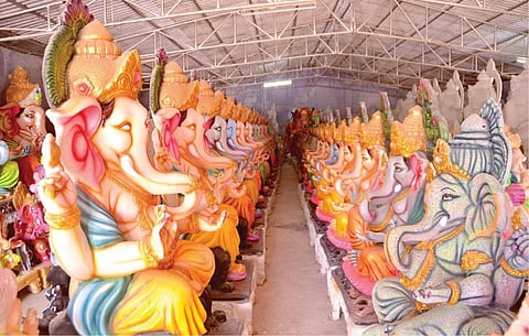 திருநெல்வேலியில் தேக்கமடைந்துள்ள விநாயகர் சிலைகள்.படம்:  மு.லெட்சுமி அருண்