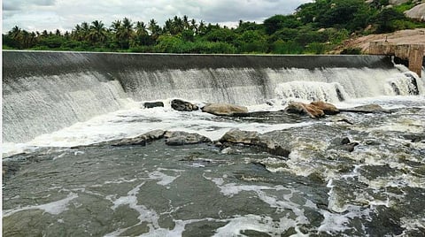எண்ணேகொல்புதூர் தடுப்பணையில் சீறிப் பாய்ந்து செல்லும் தண்ணீர்.