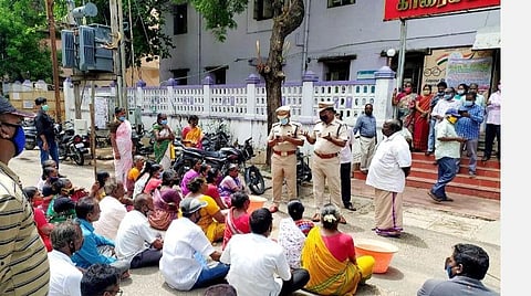 ஊதிய நிலுவையை வழங்கக் கோரி சாலை மறியல் போராட்டத்தில் ஈடுபட்ட காரைக்கால் நகராட்சி துப்புரவு பணியாளர்கள்