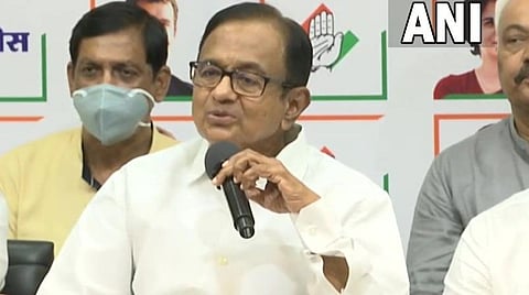 மும்பையில் நிருபர்களுக்குப் பேட்டி அளித்த காங்கிரஸ் மூத்த தலைவர் ப.சிதம்பரம் | படம்: ஏஎன்ஐ.