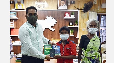 பெற்றோரை இழந்த மாணவர் இலவசக் கல்வி பயில மாவட்ட ஆட்சியர் ஏற்பாடு: பொதுமக்களுக்கு சேவையாற்ற அறிவுறுத்தல்