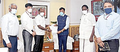புதுடெல்லியில் மத்திய சுகாதாரத் துறை அமைச்சர் மன்சுக் மாண்டவியாவை, தமிழக சுகாதாரத் துறை அமைச்சர் மா.சுப்பிரமணியன் நேற்று சந்தித்து கோரிக்கை மனு அளித்தார். உடன் தமிழக அரசின் டெல்லி சிறப்பு பிரதிநிதி ஏ.கே.எஸ்.விஜயன், சுகாதாரத் துறை செயலர் ஜெ.ராதாகிருஷ்ணன், பொது சுகாதாரம் மற்றும் நோய்த் தடுப்பு மருந்து துறை இயக்குநர் செல்வவிநாயகம் உள்ளிட்டோர்.