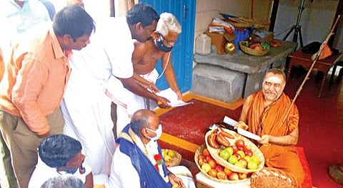 ஓரிக்கை மஹா பெரியவர் மணிமண்டபத்தில் காஞ்சி சங்கர மடத்தின் மடாதிபதி  ஸ்ரீ விஜயேந்திர சரஸ்வதி சுவாமிகளை சந்தித்த மத்திய இணை அமைச்சர் எல்.முருகன்.