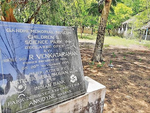 மதுரை காந்தி மியூசியம் வளாகத்தில் அறிவியல் பூங்கா இருந்த  இடத்தில் எஞ்சியுள்ள கல்வெட்டு.