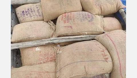 ஆந்திராவுக்கு கடந்த இருந்த 5 டன் ரேஷன் அரிசி பறிமுதல்: 2 தற்காலிக ஊழியர்கள் கைது