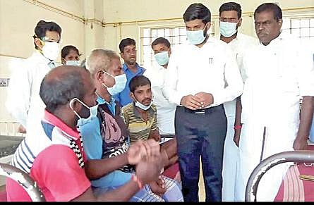 நாகை மாவட்ட அரசு தலைமை மருத்துவமனையில் சேர்க்கப்பட்ட மீனவர்களை  சந்தித்து ஆறுதல் கூறிய நாகை எம்எல்ஏ முகம்மது ஷா நவாஸ் உள்ளிட்டோர்.