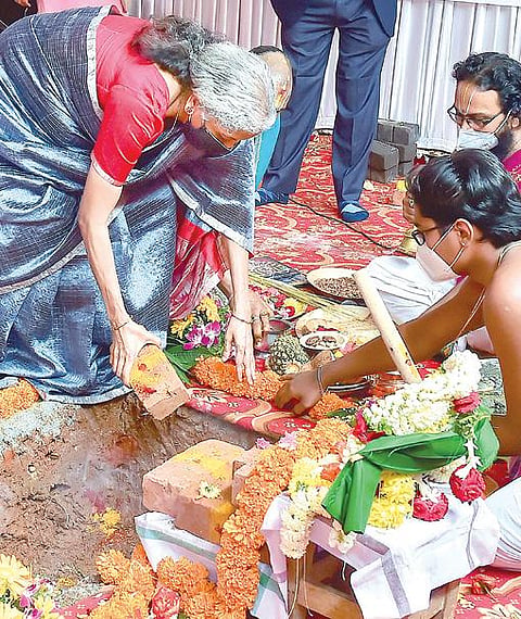 பெங்களூருவில் வருமான வரித் துறைக்கு புதிய அலுவலக கட்டிடம் கட்டுவதற்கு, மத்திய நிதி அமைச்சர் நிர்மலா சீதாராமன் நேற்று அடிக்கல் நாட்டினார்.