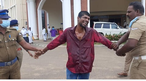 தஞ்சாவூர் மாவட்ட ஆட்சியரகத்தில் இளைஞர் பெட்ரோலை ஊற்றித் தற்கொலை முயற்சி