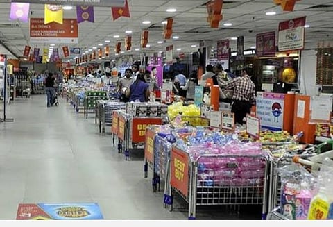 இனி கடைகளில் 'அமர்ந்து' பணியாற்றலாம்: கட்டாய இருக்கை வசதிக்கு சட்டத்திருத்தம் தாக்கல்