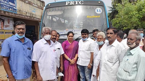 காரைக்கால் மாவட்டம் நெடுங்காடு பகுதியில் நடைபெற்ற நிகழ்ச்சியில், கிராமப் பகுதிகளுக்கான பேருந்து போக்குவரத்து சேவையை தொடங்கி வைத்த அமைச்சர் சந்திர பிரியங்கா மற்றும் பொதுமக்கள்