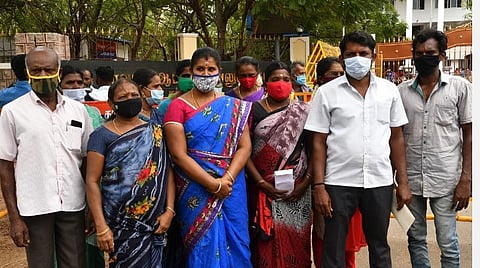 மாவட்ட ஆட்சியர் அலுவலகத்துக்கு மனு அளிக்க வந்த சாமிநத்தம் ஊராட்சிக்கு உட்பட்ட கிராமங்களைச் சேர்ந்த மக்கள் | படம்: என்.ராஜேஷ்