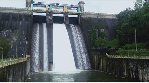 பரம்பிக்குளம் அணை நிரம்பியதால் உபரி நீர் திறப்பு: கரையோர கிராமங்களுக்கு வெள்ள அபாய எச்சரிக்கை