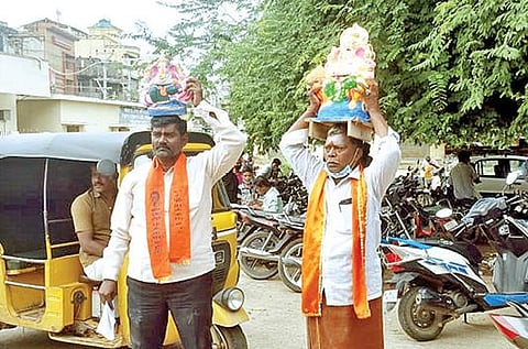 விநாயகர் சிலைகளை தலையில் சுமந்தபடி திருப்பத்தூர் மாவட்ட ஆட்சியர் அலுவலகத்தில் நேற்று மனு அளிக்க வந்த இந்து மக்கள் கட்சி அமைப்பினர்.