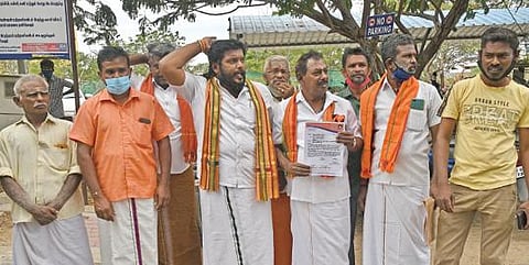 தூத்துக்குடி ஆட்சியர் அலுவலகத்துக்கு மனு அளிக்க வந்த இந்து மக்கள் கட்சியினர். 				       படம்: என்.ராஜேஷ்
