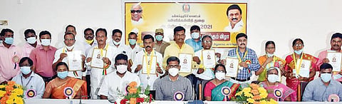 கள்ளக்குறிச்சி மாவட்டத்தில் நல்லாசிரியர் விருது பெற்ற ஆசிரியர்களுடன் ஆட்சியர் பி.என்.ஸ்ரீதர்.