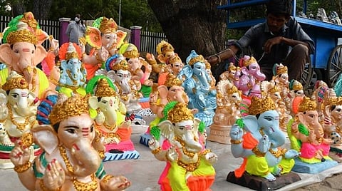 விநாயகர் சதூர்த்தி விழா வரும் 10-ம் தேதி கொண்டாடப்படவுள்ள நிலையில் பொது இடங்களில் விநாயகர் சிலைகளை வைக்க தடை விதிக்கப்பட்டுள்ளது. வீடுகளில் வைத்து வழிபடுவதற்கு மட்டுமே அனுமதிக்கப்பட்டுள்ளது. இதனால் தூத்துக்குடி ராஜாஜி பூங்கா அருகே வீடுகளில் வைத்து வழிபடும் அளவிலான சிறிய விநாயகர் சிலைகளை விற்பனைக்காக வைத்துள்ள வியாபாரி. படம்: என்.ராஜேஷ்