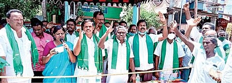 ஊத்துக்கோட்டை வட்டாட்சியர் அலுவலகம் அருகே தமிழக அனைத்து விவசாய சங்கங்களின் ஒருங்கிணைப்புக் குழு சார்பில் நேற்று ஆர்ப்பாட்டம் நடைபெற்றது.
