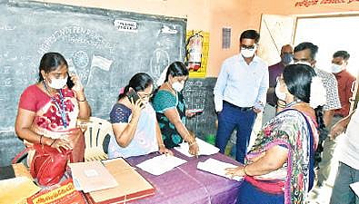 திருவண்ணாமலை மாவட்ட ஆட்சியர்  அலுவலகத்தில் கரோனா தடுப்பூசி முகாம் தொடர்பான முன்னேற்பாடுகள் கூட்டம் நேற்று ஆட்சியர் முருகேஷ் தலைமையில் நடைபெற்றது. இதில், பங்கேற்ற பல்வேறு துறை அதிகாரிகள். அடுத்த படம்:  திருப்பத்தூர் மாவட்ட ஆட்சியர் அலுவலகத்தில் கரோனா தடுப்பூசி முகாம் நடத்துவது தொடர்பான ஆலோசனை கூட்டத்தில் பேசும் ஆட்சியர் அமர் குஷ்வாஹா. அருகில், எஸ்.பி., சிபிசக்கரவர்த்தி, டி.ஆர்.ஓ., தங்கைய்யாபாண்டியன் உள்ளிட்டோர். கடைசிப்படம்: வேலூர் கொணவட்டம் மாநகராட்சி தொடக்கப்பள்ளியில் நடைபெற்று வரும் கரோனா தடுப்பூசி முகாமை ஆய்வு செய்த மாவட்ட ஆட்சியர் குமாரவேல் பாண்டியன்.