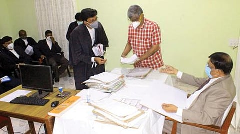 திருநெல்வேலியில் மாநில மனித உரிமை ஆணைய நீதிபதி ஜெயச்சந்திரன் விசாரணை மேற்கொண்டார்.  படம்: மு.லெட்சுமி அருண்