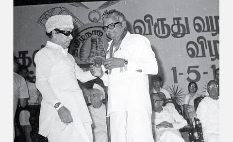 எம்.ஜி.ஆரிடம் விருதுபெறும் கவிஞர்
