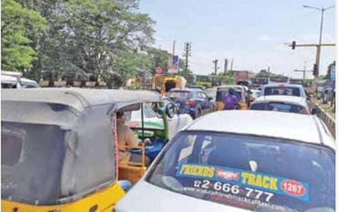 சாலைகள் விரிவாக்கம், மேம்பாலம் கட்ட தவறியதால் போக்குவரத்து நெரிசலால் ஸ்தம்பித்த மதுரை