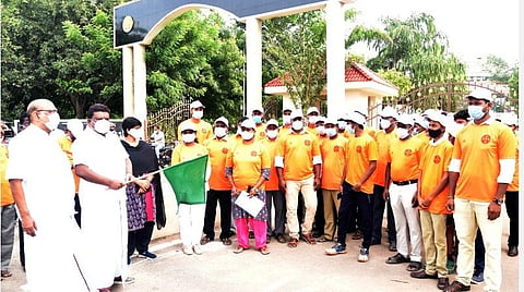 அரியலூரில் கரோனா தடுப்பூசி முகாம் குறித்த விழிப்புணர்வு மினி மாராத்தான் ஓட்டத்தைக் கொடியசைத்துத் தொடங்கி வைத்தார் அமைச்சர் எஸ்.எஸ்.சிவசங்கர்.