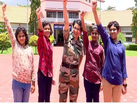 திருவனந்தபுரம் சைனிக் பள்ளியில் சேர்ந்துள்ள மாணவிகள் | படம்: ஏஎன்ஐ.