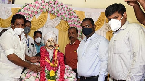 பாரதியார் சிலைக்கு மாலை அணிவித்த அமைச்சர் மூர்த்தி.