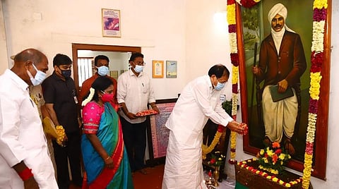 பாரதி இல்லத்தில் அவரது படத்துக்கு மலரஞ்சலி செலுத்துகிறார் குடியரசு துணைத் தலைவர் வெங்கய்யா நாயுடு. அருகே துணைநிலை ஆளுநர் தமிழிசை, முதல்வர் ரங்கசாமி. 